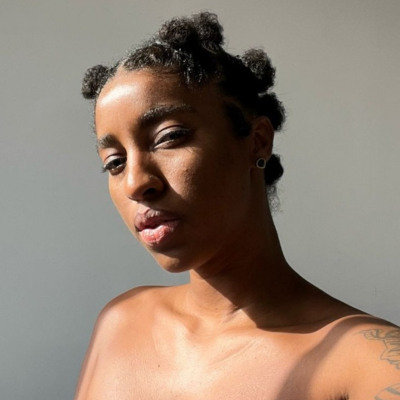 mulher negra, raissa usa um penteado afro e sua foto é de perfil